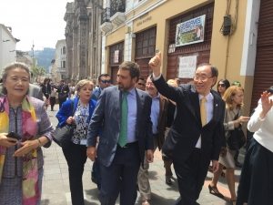 Photo: Secretary-General Ban Ki-moon waves to Ecuadorians as he walks through old Quito.