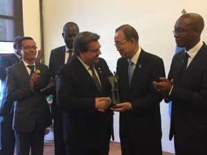 Photo: Ban Ki-moon receives a gift from Mayor Denis Coderre of Montreal.