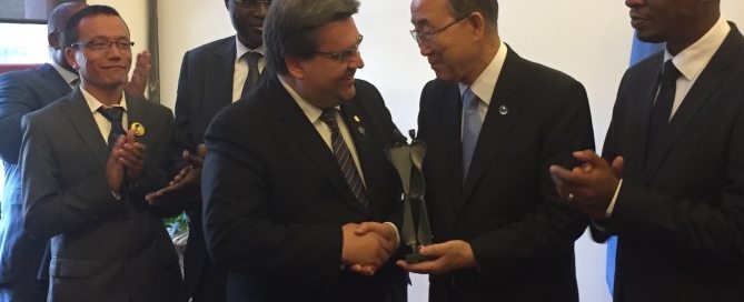 Photo: Ban Ki-moon receives a gift from Mayor Denis Coderre of Montreal.