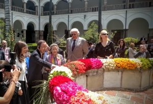 Photo: Ban Ki-moon and his wife admire the flowers at the Convento de San Francisco.