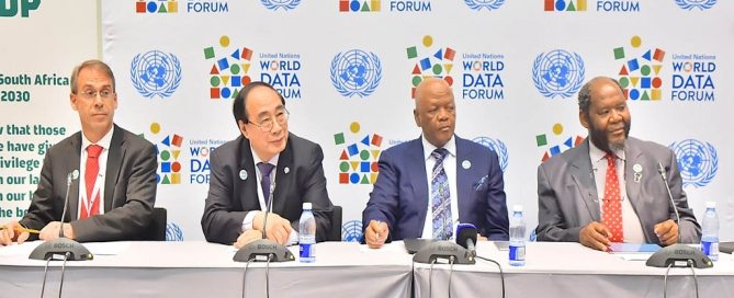 Photo: Under-Secretary-General Wu Hongbo (2nd from left) and South Africa President Jacob Zuma (2nd from right) address members of the media at the UN World Data Forum in Cape Town on 15 January.
