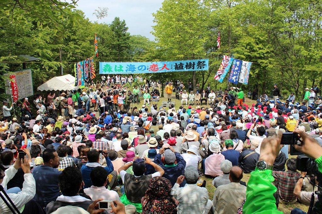 Shigeatsu Hatakeyama speaks to participants at a tree-planting festival. Photo/Mori wa Umi no Koibito