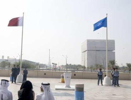 علما الأمم المتحدة وقطر يرفرفان في سماء الدوحة استعدادا لقمة التنمية الاجتماعية