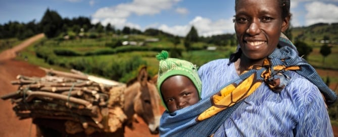 أم مع طفلها