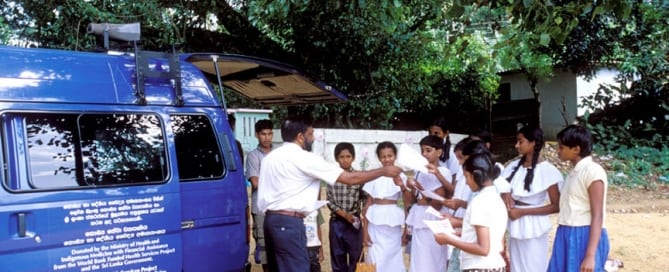 Educación para la salud en zonas rurales de Sri Lanka. Foto: Banco Mundial / Dominic Sansoni