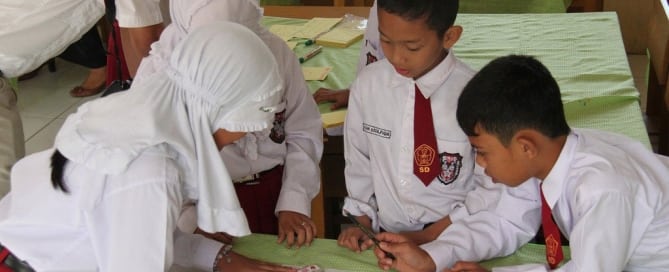 Escolares en Aceh, Indonesia, dibujan un mapa de riesgos, como parte del plan de preparación para la reducción de desastres en su comunidad. Foto PNUD Indonesia