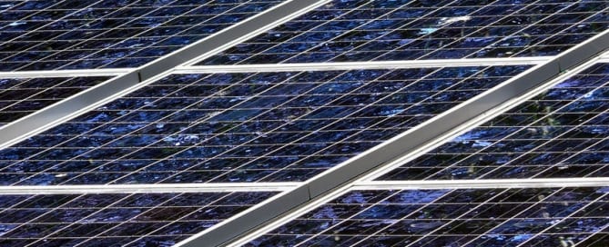 Paneles solares. Foto de archivo: ONU/Ariane Rummery