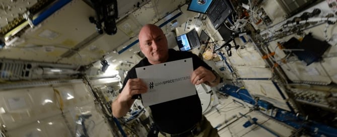 El astronauta Scott Kelly en la Estación Espacial Internacional durante el lanzamiento del concurso. Foto: UNOOSA
