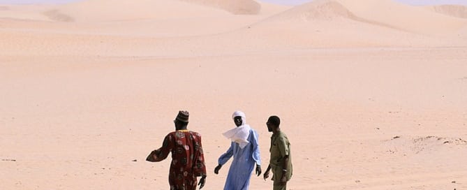 Personas caminando por el desierto en Nigeria. Foto Banco Mundial