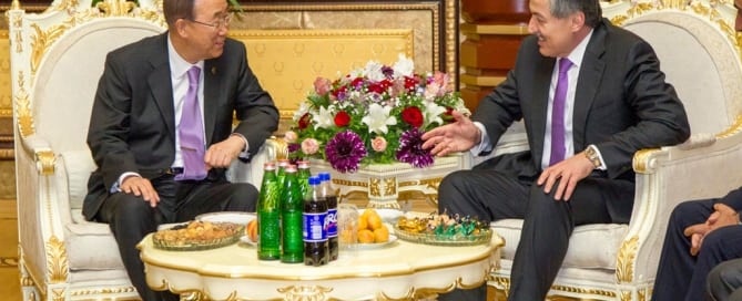 El Secretario General Ban Ki-moon se reúne con el ministro de exteriores de Tayikistán, Sirodjidin Aslov, en Dushanbe. Foto ONU/Rick Bajornas