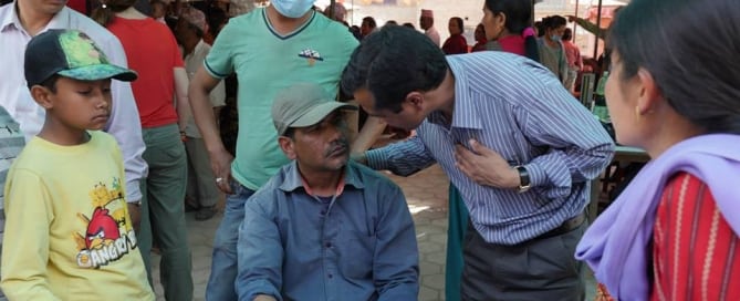 Un equipo móvil de salud mental trata a pacientes en refugios provisionales en Chapagaun, Nepal. Foto: OMS/A. Bhatiasevi