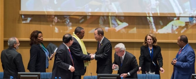 El Secretario General, Ban Ki-moon, (en el centro de la imagen) saluda al primer ministro etíope, Hailemariam Desalegn, en la apertura de la conferencia FFD3 en Addis Abeba. Foto ONU/Eskinder Debebe