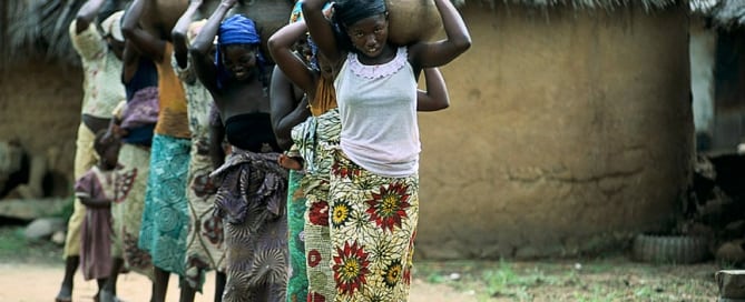 Las mujeres jóvenes y las niñas llevan el agua en Nigeria. Foto: Banco Mundial