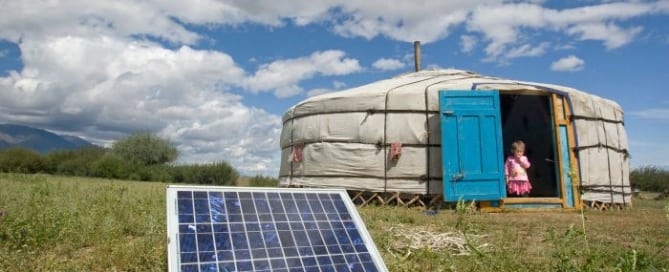 Familia de Mongolia utiliza energía solar. Foto ONU/Eskinder Debebe