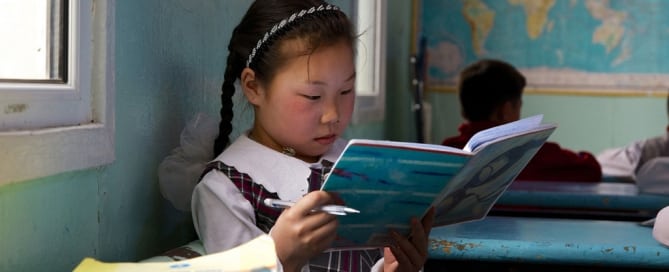 El gobierno de Mongolia ha introducido varios programas para mejorar el sistema educativo del país, especialmente la primaria en zonas rurales. Foto: Banco Mundial/Khasar Sandag