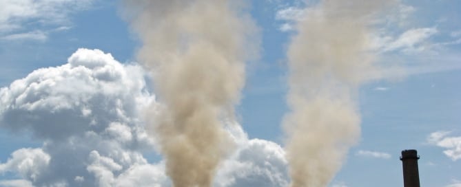Las emisiones de una antigua planta térmica de carbón en Kosovo. Foto: Banco Mundial/Lundrim Aliu
