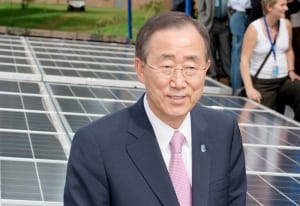 Marzo de 2011, Nairobi (Kenya): En marzo de 2011, el Sr. Ban visitó el complejo de edificios de las Naciones Unidas de Nairobi (Kenya), donde se instalaron paneles solares para dar suministro eléctrico a nuevos locales de oficinas.