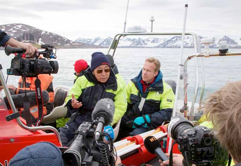 Julio de 2015, Noruega: El Sr. Ban visitó el glaciar de Blomstrandbreen, en la región del alto Ártico de Noruega, donde varios científicos lo informaron sobre la situación y donde pudo ver los avances logrados en materia de cambio climático desde su visita de 2009.