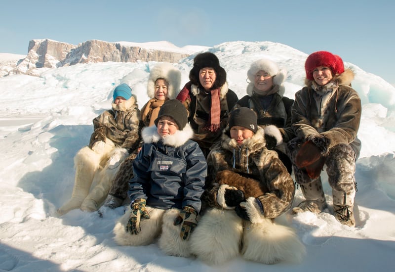 Marzo de 2014, Uumannaq (Groenlandia): En marzo de 2014, el Sr. Ban visitó Uumannaq (Groenlandia) con el Primer Ministro de Dinamarca y el Primer Ministro de Groenlandia para ver el glaciar más rápido del planeta.