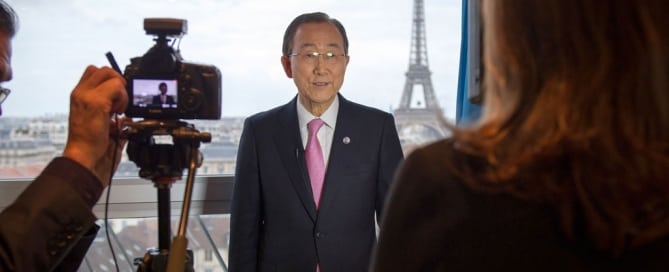 El Secretario General, Ban Ki -moon, en entrevista con el Centro de noticias de la ONU antes de la conferencia sobre cambio climático, COP21, en París, Francia. Foto ONU/Rick Bajornas