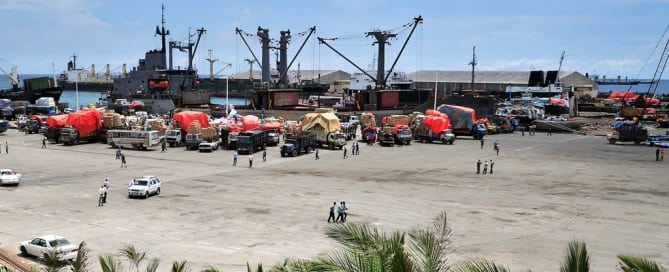 Este puerto de Somalia rebosa de actividad con la llegada de camiones para cargar mercancias de los barcos. Foto ONU/Tobin Jones