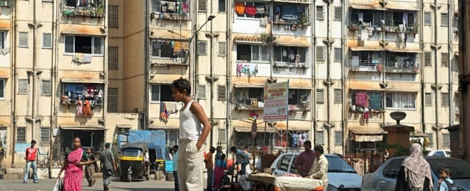 Una persona espera para cruzar la calle en Mumbai, India. Foto: Simone D. McCourtie / Banco Mundial