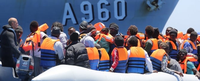 Migrantes y refugiados rescatados en el Mediterráneo, cerca de las costas de Sicilia, Italia. Foto: OIM/Francesco Malavolta