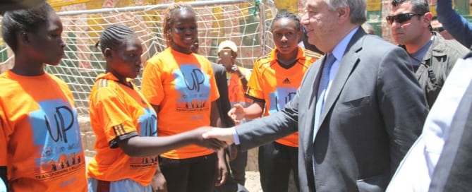 António Guterres saluda a lideresas juveniles en Nairobi, Kenya. Foto: ONU Hábitat/Julius Mwelu