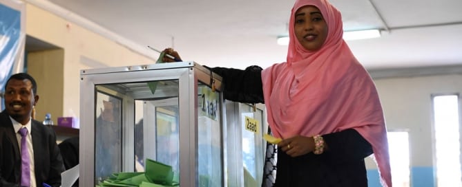 Una integrantes de la Cámara de Representantes vota en Mogadishu, Somalia. Foto: ONU/Omar Abdisalan