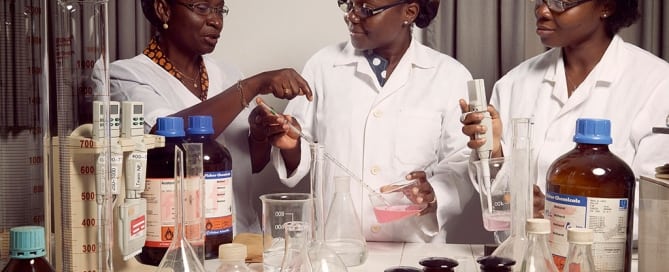 Clase de biología celular y bioquímica en la Univesidad de Lomé, Togo. Foto: Banco Mundial/Stephan Gladieu