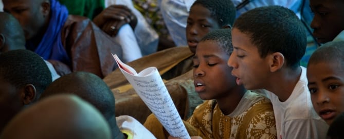 Niños que leen un panegírico durante un festival en Timbuktu, Malí. Foto de la ONU / Marco Dormino