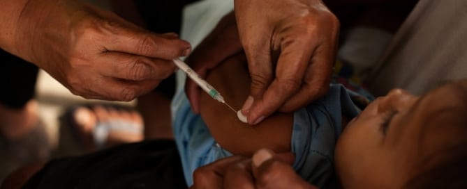 Un niño recibe la vacuna contra el Sarampión. Foto: OMS/F.Guerrero