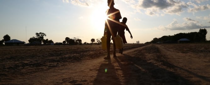 Dos niños cargan agua en Leer, en el estado de Unity en Sudán del Sur, donde se ha declarado la situación de hambruna. Foto: OCHA