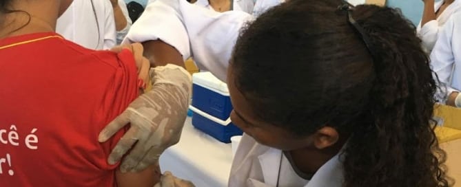 Una niña es vacunada contra la fiebre amarilla en Brasil. Foto: OMS/A. Costa