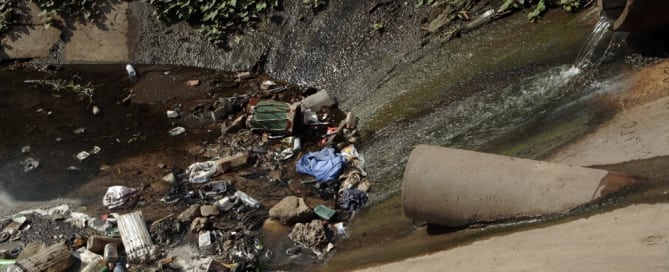 Agua contaminada fluye en el canal de Maputo, Mozambique. Foto: John Hogg/Banco Mundial