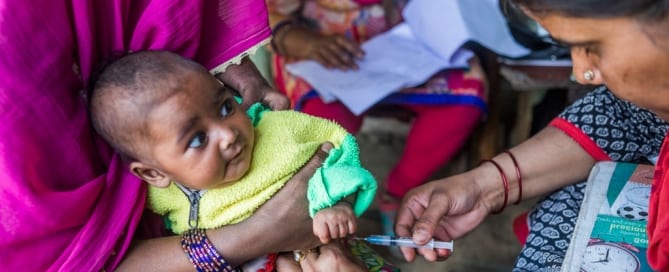 Una enfermera vacuna contra la polio a niños y mujeres embarazadas en Uttar Pradesh, India. Foto: UNICEF/Prashanth Vishwanathan