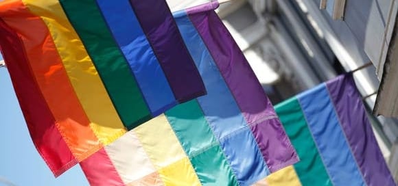 Bandera con motivo del Día Internacional contra la Homofobia. Foto: ONUSIDA