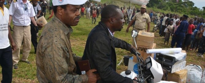 Representantes del Ministerio de Sanidad de la República Democrática del Congo, la OMS y UNICEF llegan a Likati, el epicentro del brote de ébola. Foto: OMS