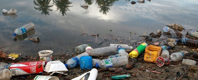 Botellas de plástico y restos de la basura de un pueblo cercano flotan en la orilla de un río. Después se verterán en el mar. Foto: ONU/Matine Perret