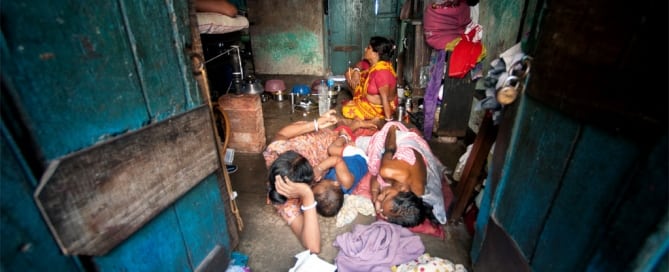 Una familia en un barrio pobre de Calcuta, India. Foto: ONU/Kibae Park