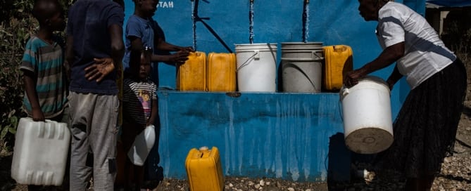 Unas 18.000 personas pueden recoger agua limpia en Hinche, en Haití, gracias a una fuente instalada por la MINUSTAH. Foto: ONU / MINUSTAH