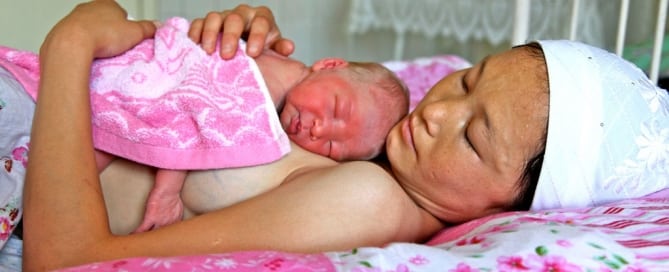 Una madre y su bebé recién nacido en Uzbekistán. Foto: UNICEF / Giacomo Pirozzi