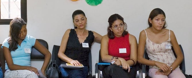 Participantes en un taller sobre violencia contra la mujer en Honduras Foto archivo: ONU/Mark Garten