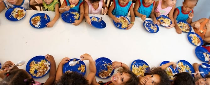 Los países de América Latina han implementado programas de almuerzos escolares para luchar contra el hambre. Foto: FAO/Ubirajara Machado