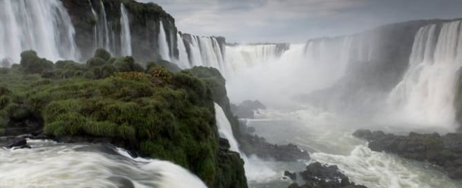 Las Cataratas del Iguazú, en la frontera entre Brasil y Argentina. Foto: ONU / Mark Garten