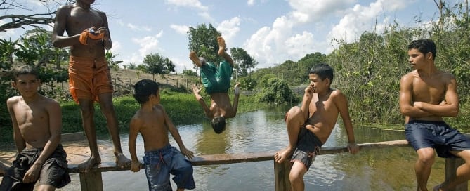 Jóvenes residentes en el bosque nacional Tapajós, en Brasil, nadan en el río para refrescarse del intenso calor. Foto archivo: ONU/Eskinder Debebe