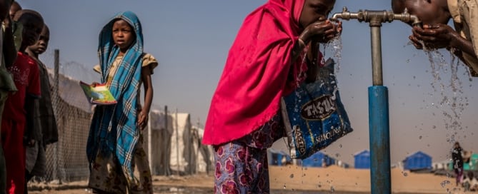 Niños beben de una fuente de UNICEF dentro del campamento de desplazados Bukasi, en el estado de Borno en Nigeria. Foto: UNICEF/Gilbertson