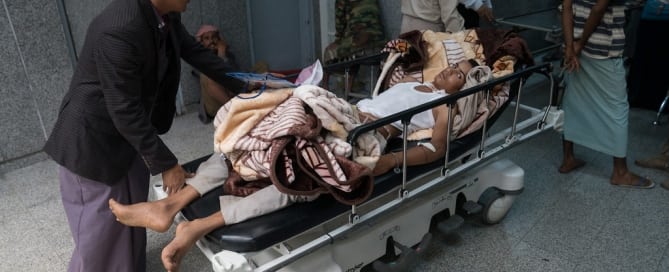 Un paciente con cólera es ingresado en un hospital de Sana´a. Foto: Giles Clarke para UNOCHA