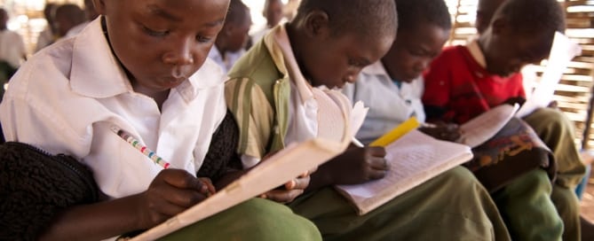 Niños en una clase de matemáticas en la escuela primaria de Yasin Bay, en El Fasher, Sudán. Foto: UNICEF / Shehzad Noorani