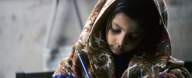 Una pequeña hace su tarea en una escuela de Karachi, en Pakistán. Foto: ONU/John Isaac